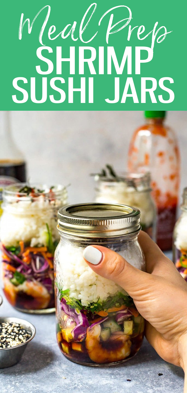 Estes frascos de sushi de dinamite e camarão são o almoço perfeito, embalado com todos os sabores do seu rolo de sushi favorito, juntamente com salada de algas! #shrimp #sushijars #masonjar #mealprep