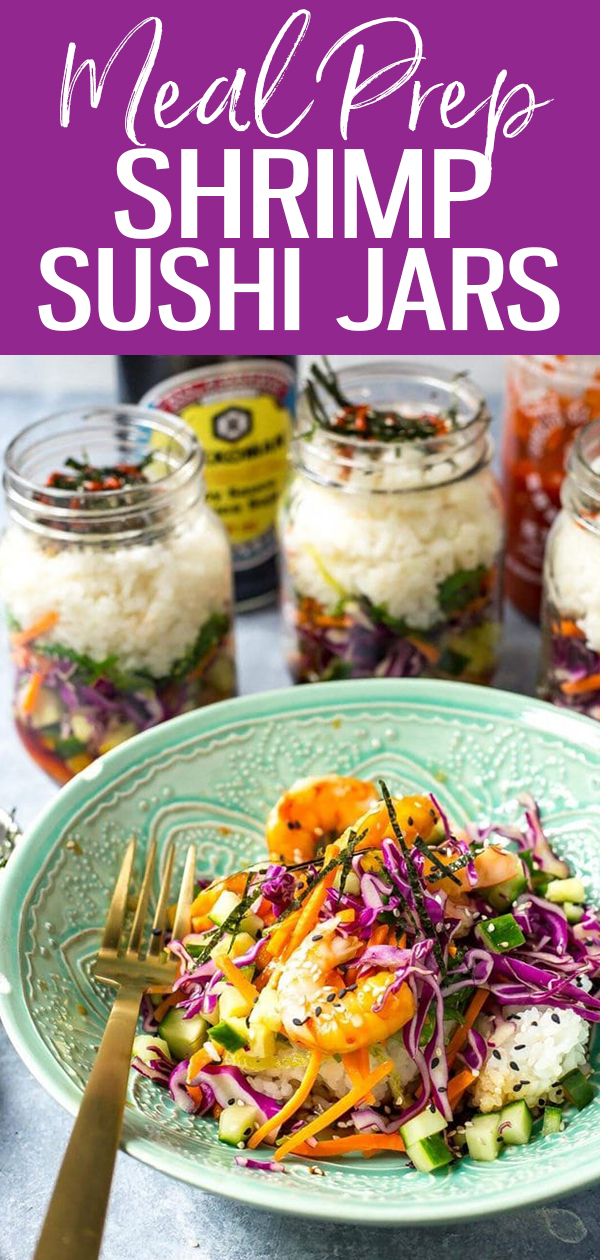 Estes frascos de sushi de dinamite e camarão são o almoço perfeito, embalado com todos os sabores do seu rolo de sushi favorito, juntamente com salada de algas! #shrimp #sushijars #masonjar #mealprep