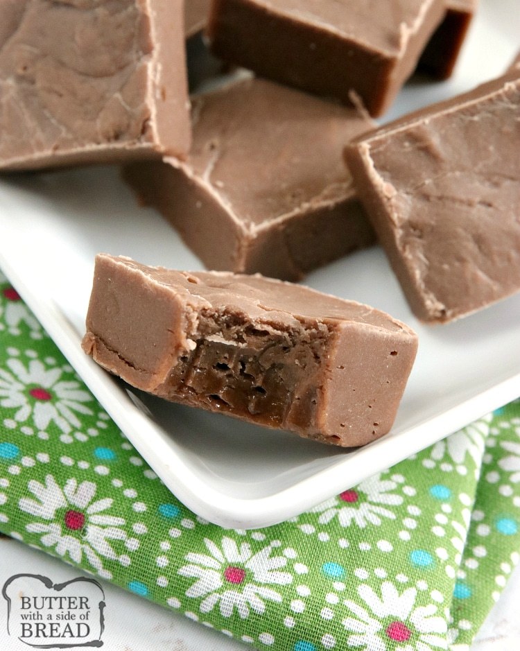 Receita fácil de Fudge feita com misturas de pudim de baunilha e chocolate, sem necessidade de termômetro de doces. Esta receita de confeitaria de chocolate requer apenas seis ingredientes e leva apenas alguns minutos para ser feita. Deliciosa receita de calda perfeita sempre.