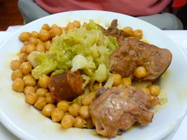 Este cozido de Madri é saudável, saudável e um dos alimentos espanhóis mais populares para crianças.
