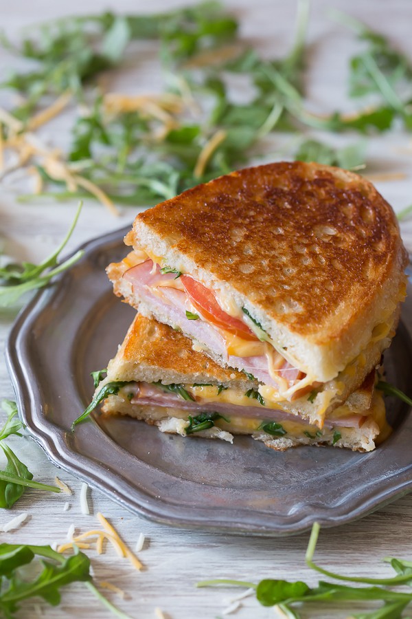 Este queijo grelhado canadense BLT totalmente brega é recheado com queijo canadense, rúcula, tomate e bacon. É torrado com perfeição e pronto em nenhum momento!