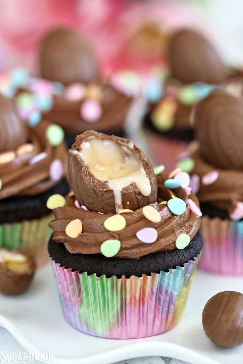 Bolinho de chocolate com um ovo cheio de creme com uma mordida retirada