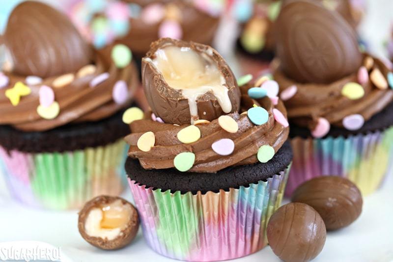 Bolinho de chocolate com um ovo cheio de creme por cima