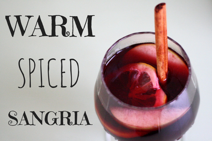 O vinho tinto espanhol é muito festivo quando aquecido com cidra de maçã, canela e amaretto.