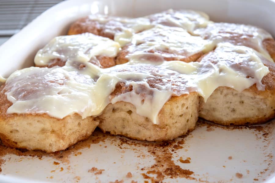 Meio vazio assadeira de biscoitos de canela com cobertura de creme de queijo