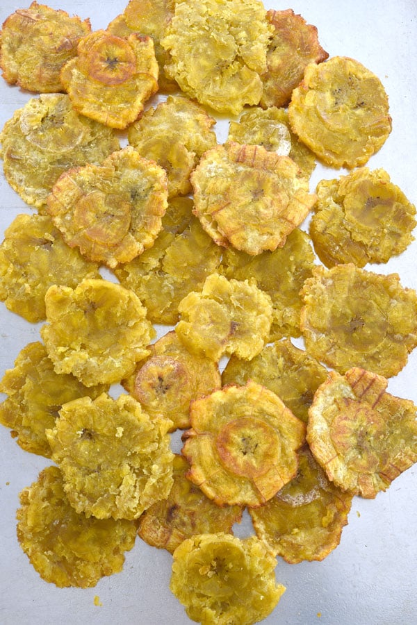 Camada de tostones em uma bandeja de biscoitos para nachos de tostone