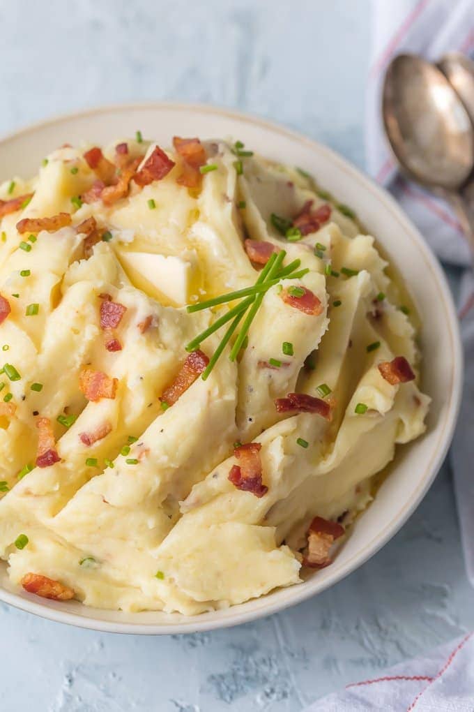 Puré de papas con queso de cabra y tocino en un tazón blanco