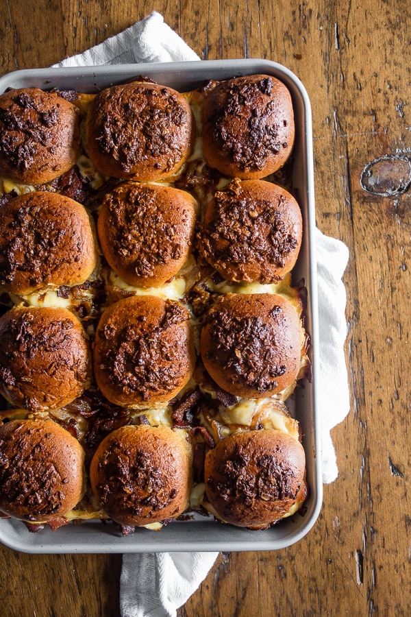 Estes sanduíches de cebola e bacon de peru assados ​​são a refeição perfeita para a festa. Feito com maionese de bordo e muito bacon, cebola caramelizada, Deli American com queijo e peru. Você vai adorar esses deliciosos sanduíches! 