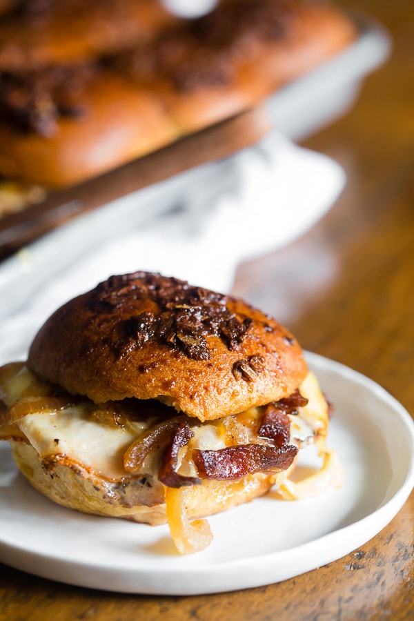 Estes sanduíches de cebola e bacon de peru assados ​​são a refeição perfeita para a festa. Feito com maionese de bordo e muito bacon, cebola caramelizada, Deli American com queijo e peru. Você vai adorar esses deliciosos sanduíches! 