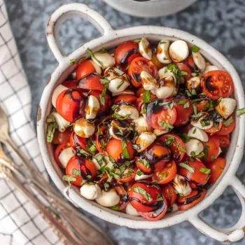 Salada Caprese é o enfeite fácil e perfeito para qualquer churrasco! Simples, delicioso e saudável! Tomate, mussarela, manjericão e vinagre balsâmico. Um favorito da família! Esta receita de salada Caprese picada (salada de tomate e mussarela) é o meu prato para todo o verão!