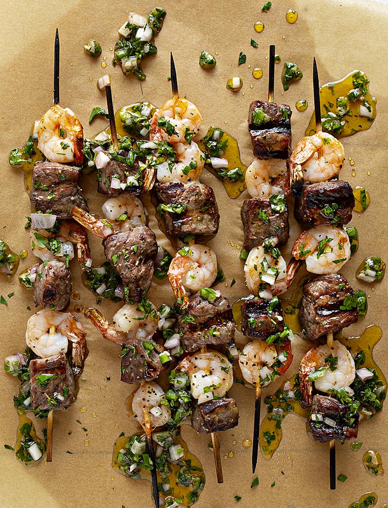 Kebabs de surf y césped con salsa de chimichurri
