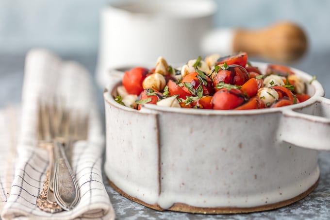 tazón de ensalada caprese picada