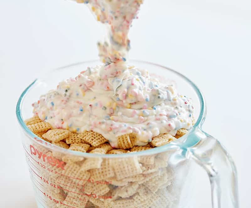 Receta de chocolate arcoiris para pastel de cumpleaños Puppy Chow