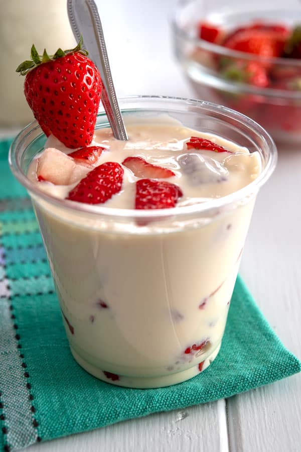 Morangos com creme - morangos mexicanos e creme em um copo