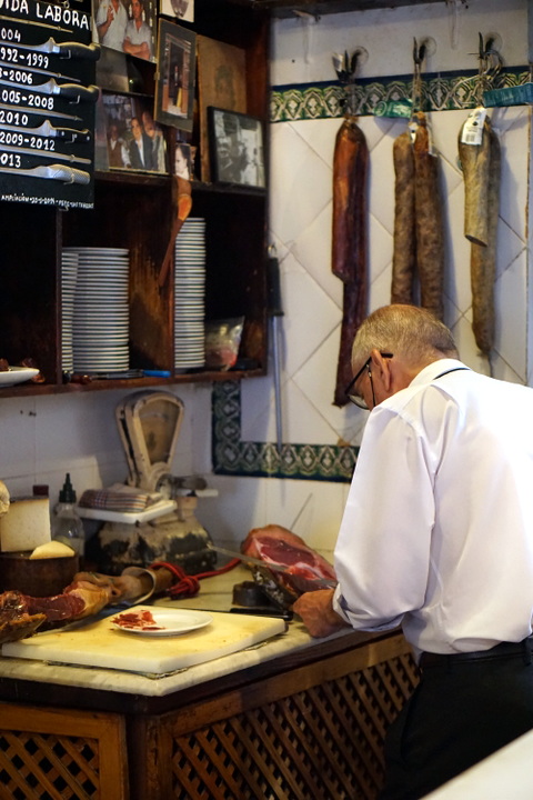 As tapas e vinho teresas em Sevilha.