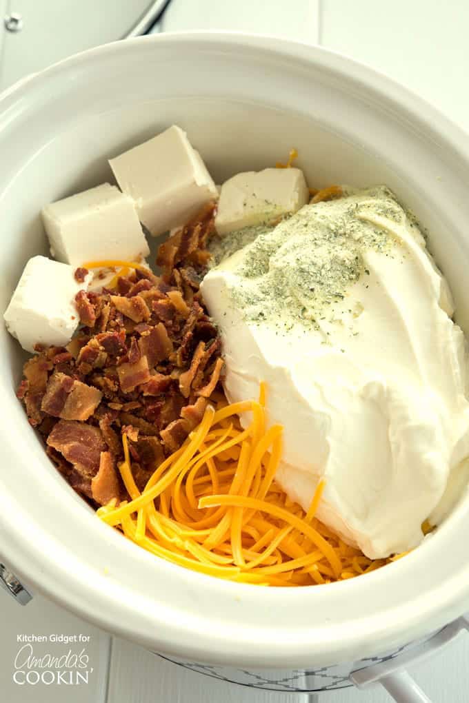 Queso crema, tocino, queso, crema agria y un paquete de rancho en una olla