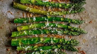 A melhor receita para aspargos e alho assados ​​no forno