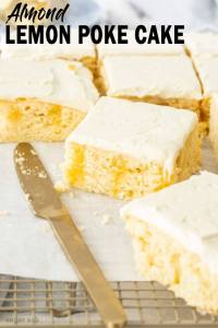Este bolo de limão e amêndoa, cheio de coalhada de limão e coberto com um creme de ricota fácil de fazer, é incrivelmente fácil de fazer. Feito em uma panela, é fácil de cortar e servir também.