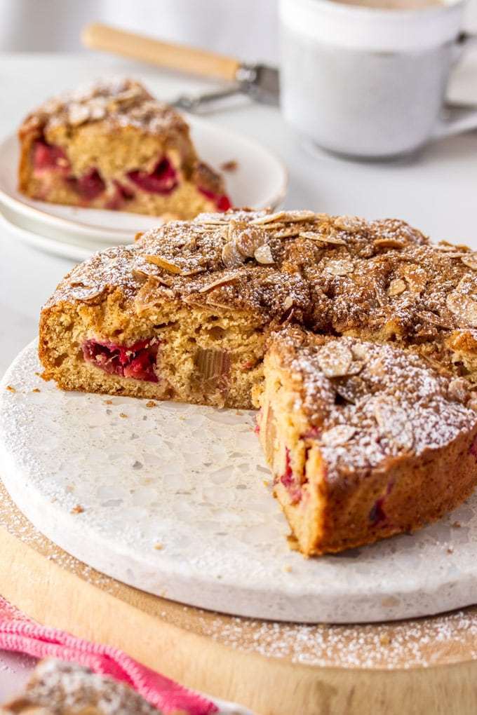Uma torta de ruibarbo com algumas fatias cortadas, sentada em uma travessa de mármore