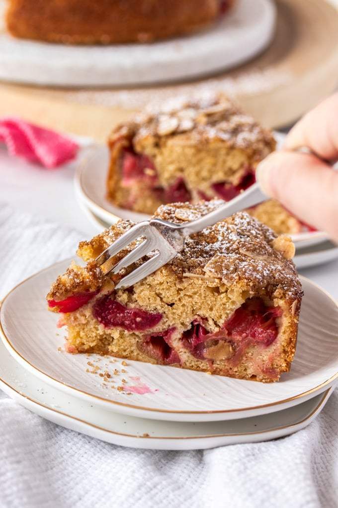 Um garfo cavando um pedaço de torta de ruibarbo