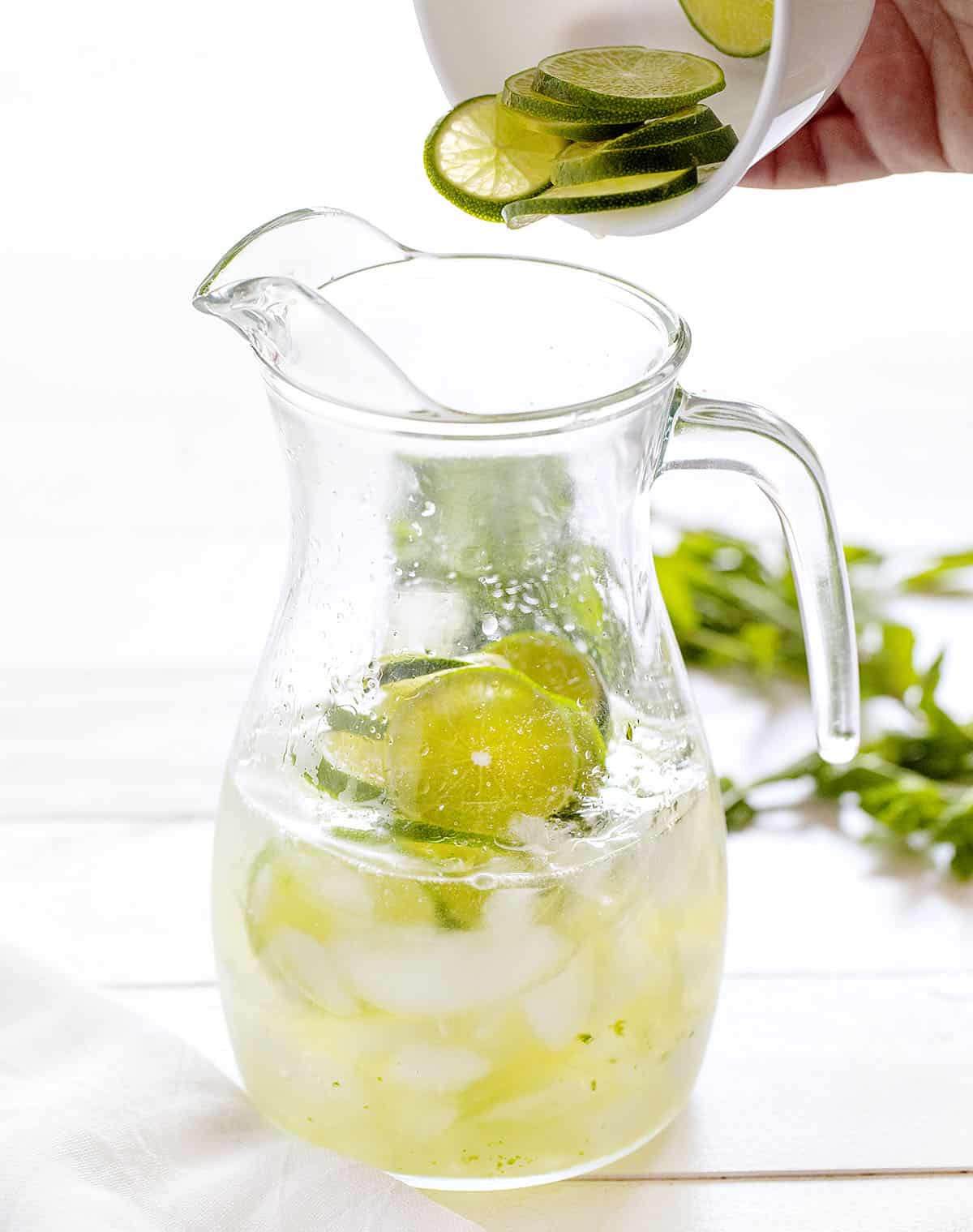 Agregar limas a la sangría de mojito