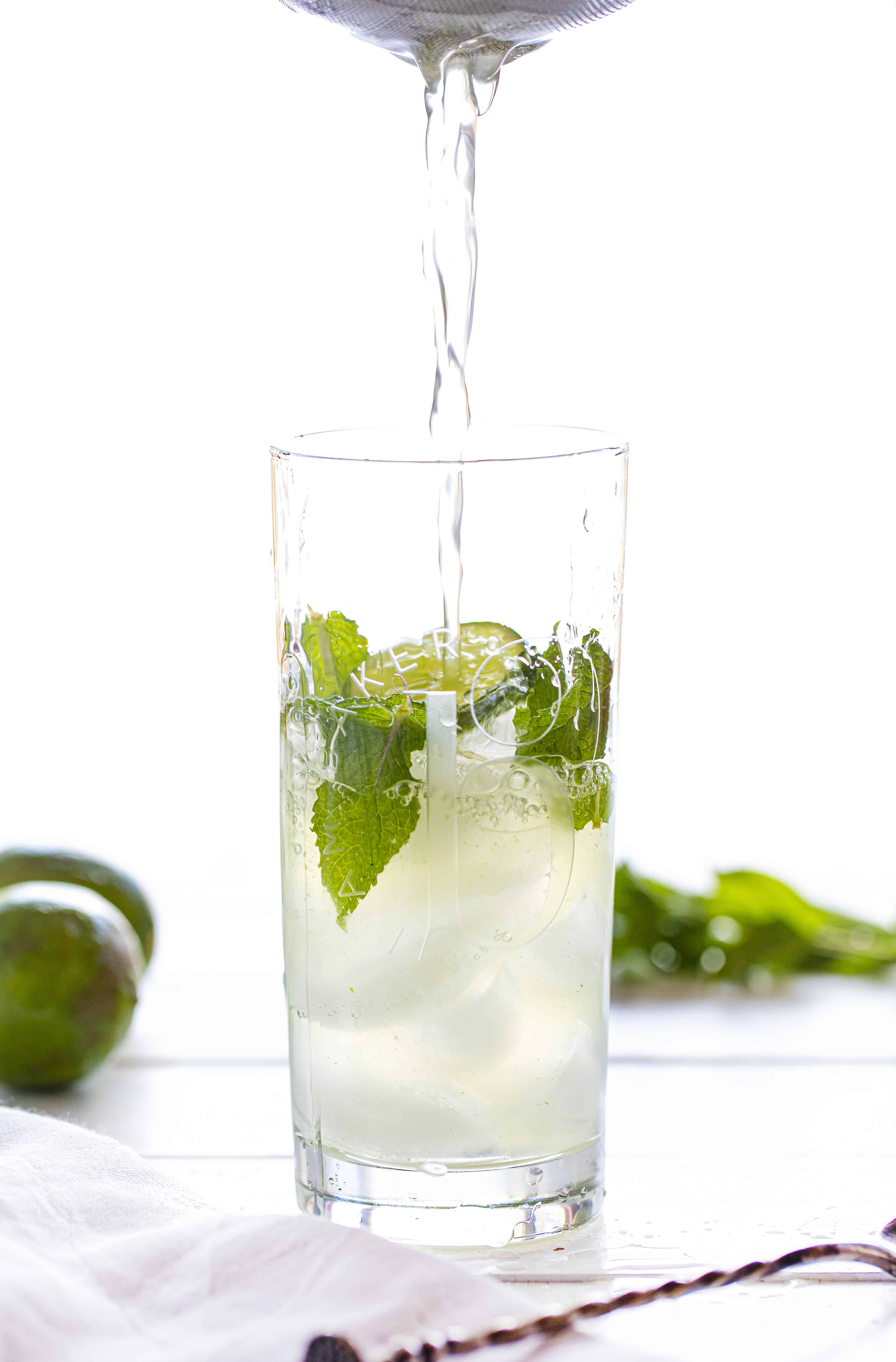 Colar los ingredientes para la sangría de mojito en un vaso