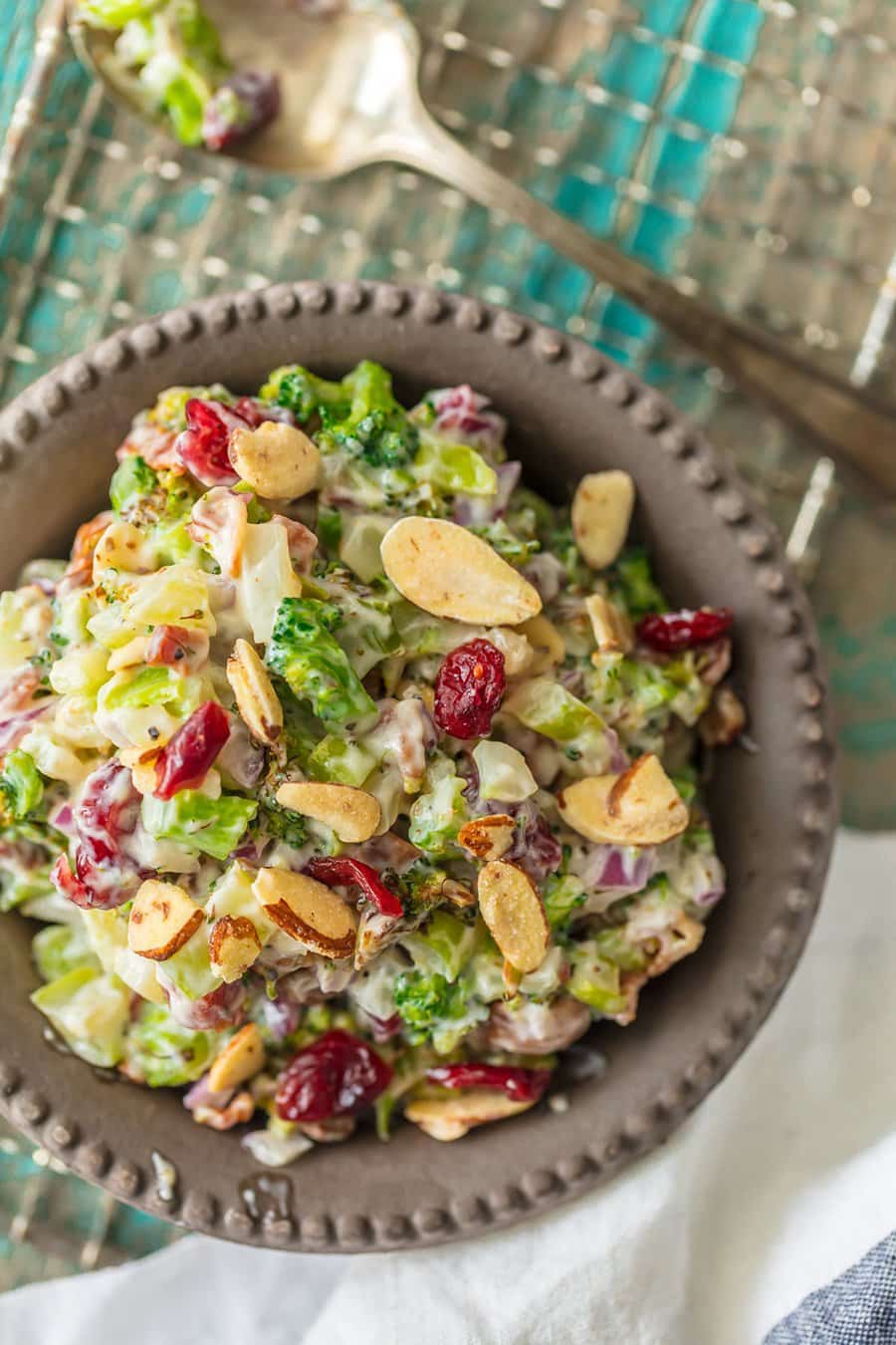 Salada de amêndoa e mirtilo com brócolis carbonizado | Cookie Novice