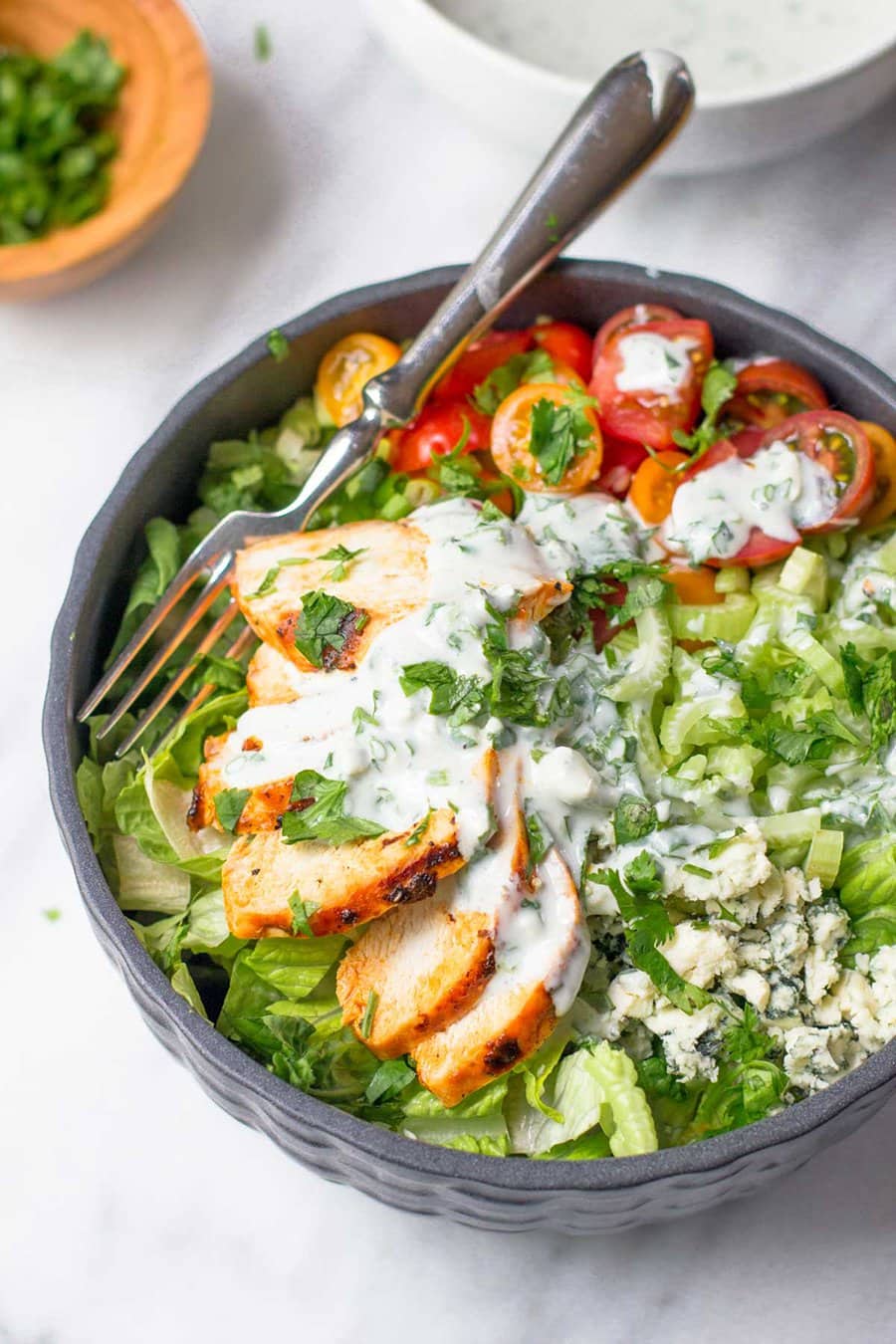 Salada de frango grelhado com búfalo | Inteiramente