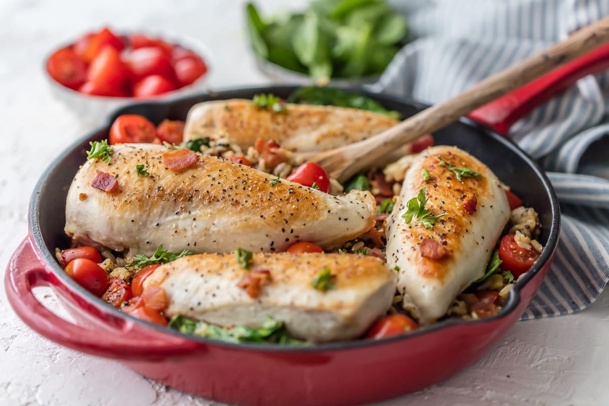Receita de frango e frigideira de arroz com espinafre, tomate e bacon