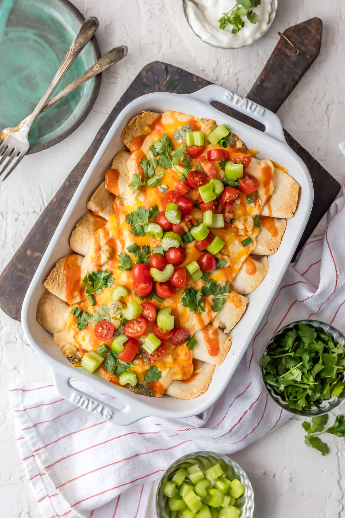 Enchiladas de frango cremoso de búfalo em uma assadeira