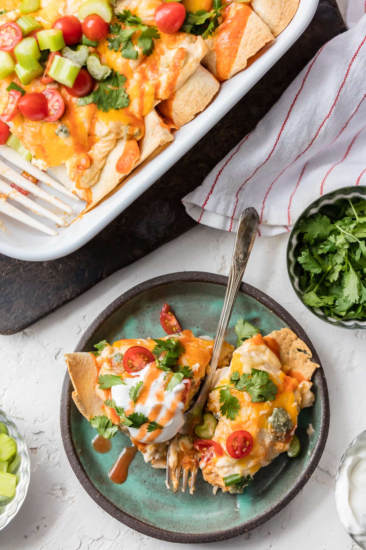 Um prato de enchiladas de frango cremoso.