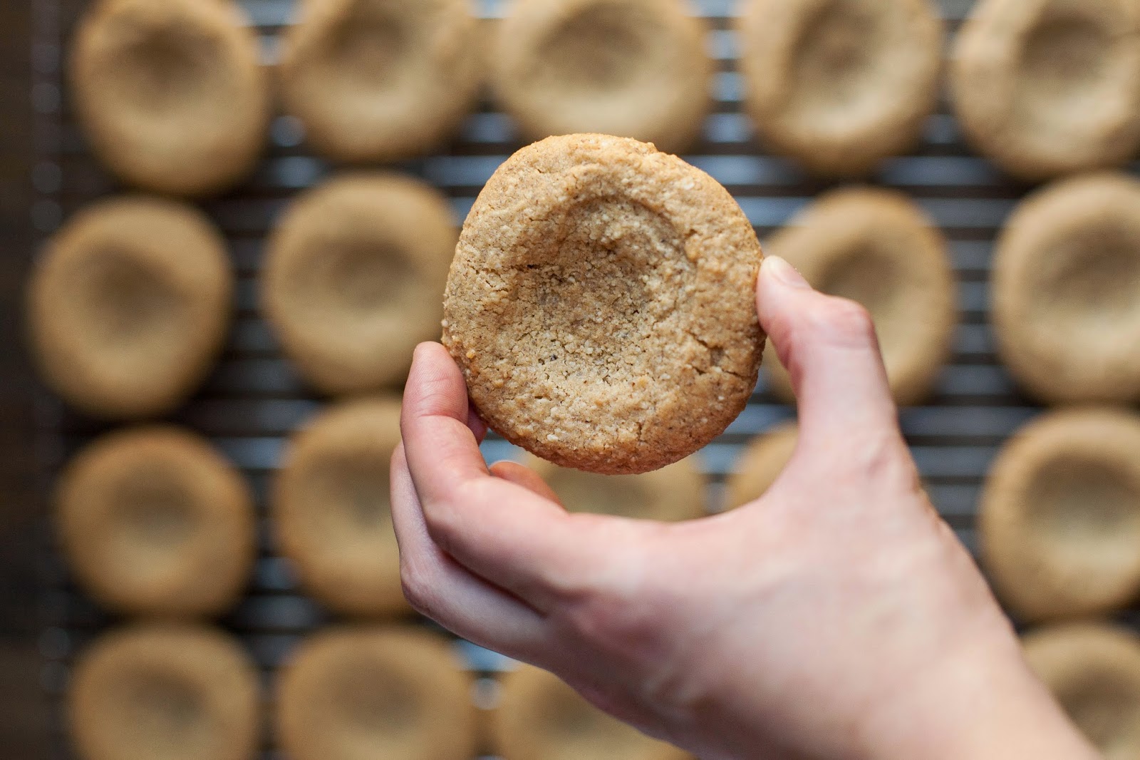 Pegadas de manteiga de amêndoa com caramelo salgado (sem glúten, sem grãos) | acalculatedwhisk.com