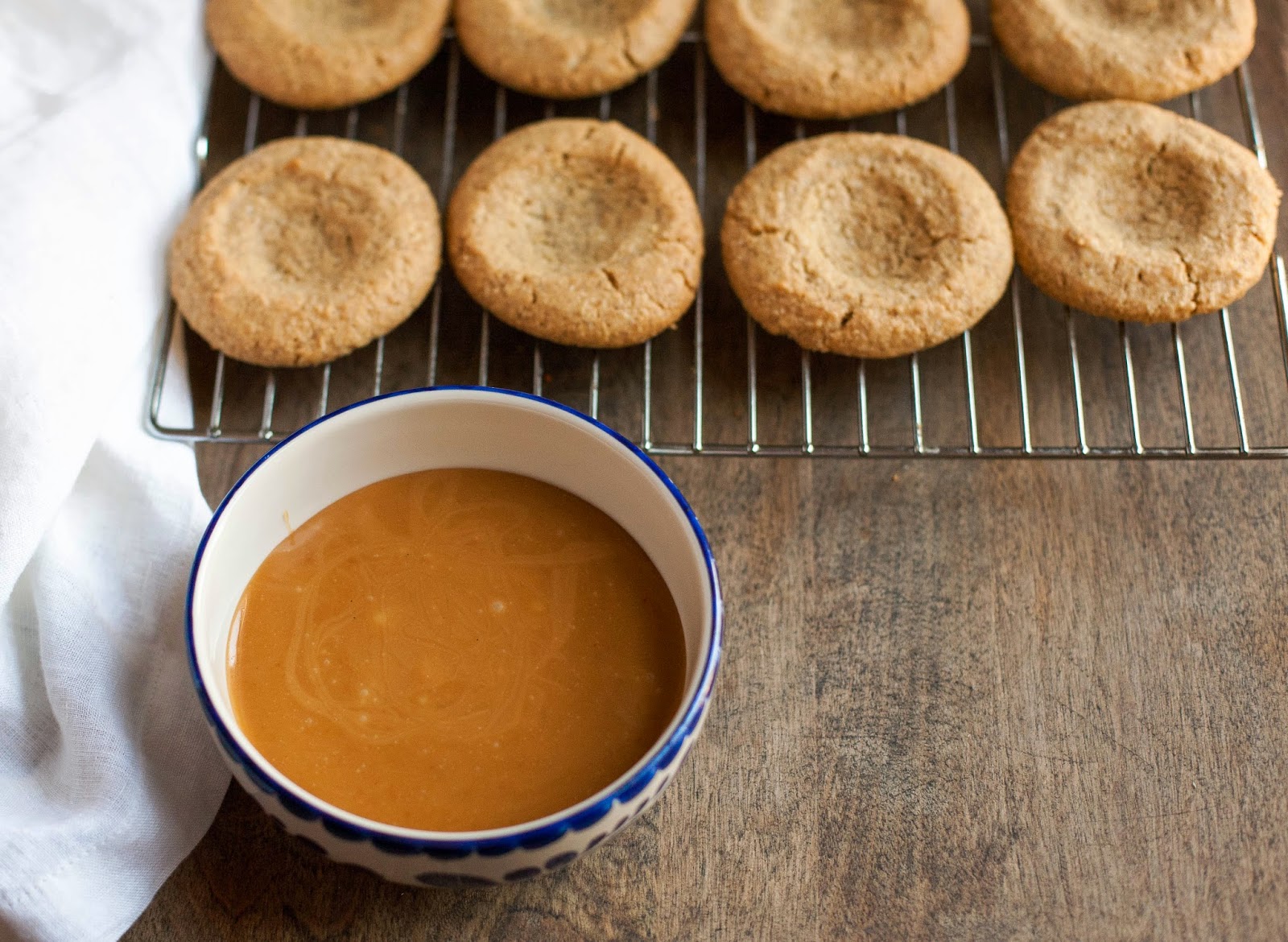 Pegadas de manteiga de amêndoa com caramelo salgado (sem glúten, sem grãos) | acalculatedwhisk.com