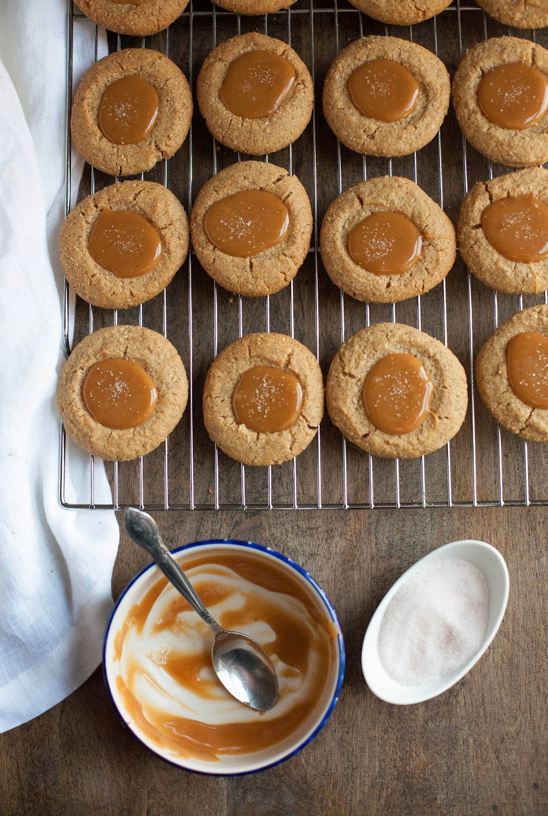 Pegadas de manteiga de amêndoa com caramelo salgado (sem glúten, sem grãos) | acalculatedwhisk.com
