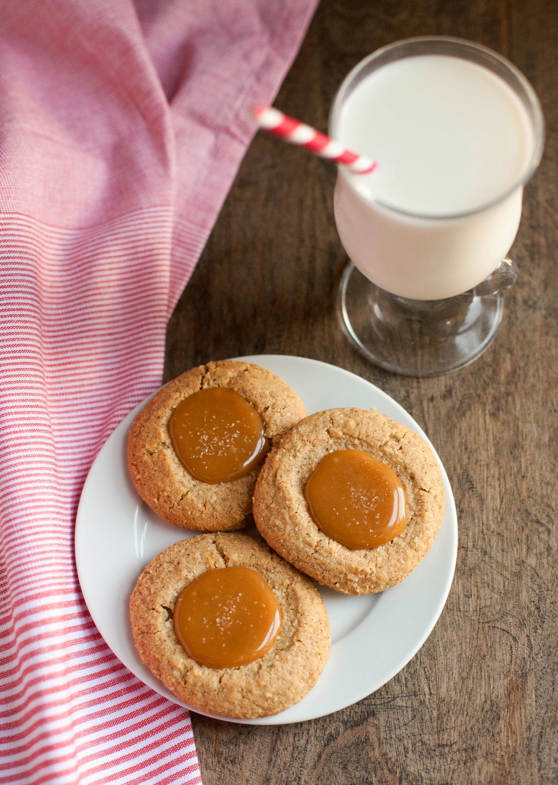 Pegadas de manteiga de amêndoa com caramelo salgado (sem glúten, sem grãos) | acalculatedwhisk.com