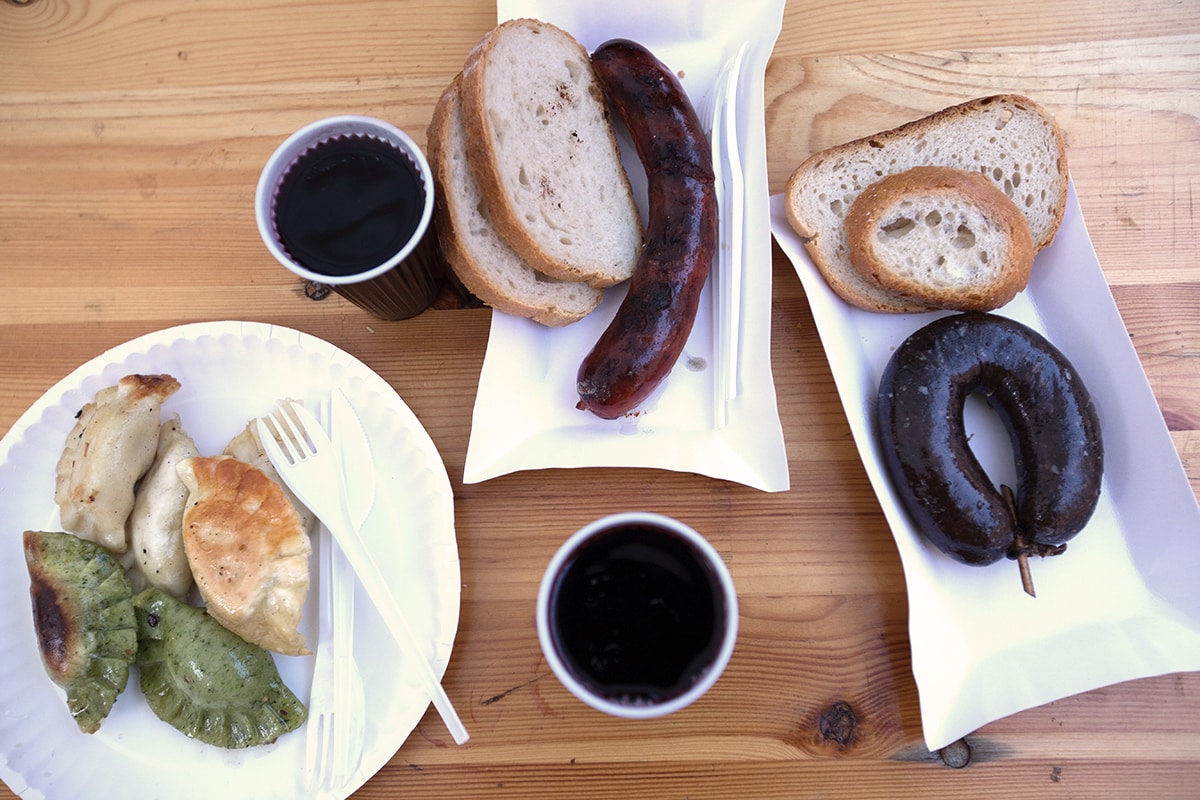 Comida de rua polonesa da feira da Praça do Mercado: salsichas, pierogies e vinho quente.