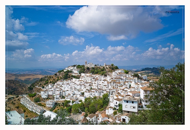 Lindo céu azul sobre a cidade branca de Casares. Absolutamente vale a pena uma visita durante o seu tempo em Málaga