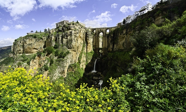 Ronda é outra das aldeias brancas de Málaga que recomendamos. Com o lindo desfiladeiro e a ponte impressionante, não é de surpreender que Ronda seja o terceiro lugar mais visitado da Andaluzia! 