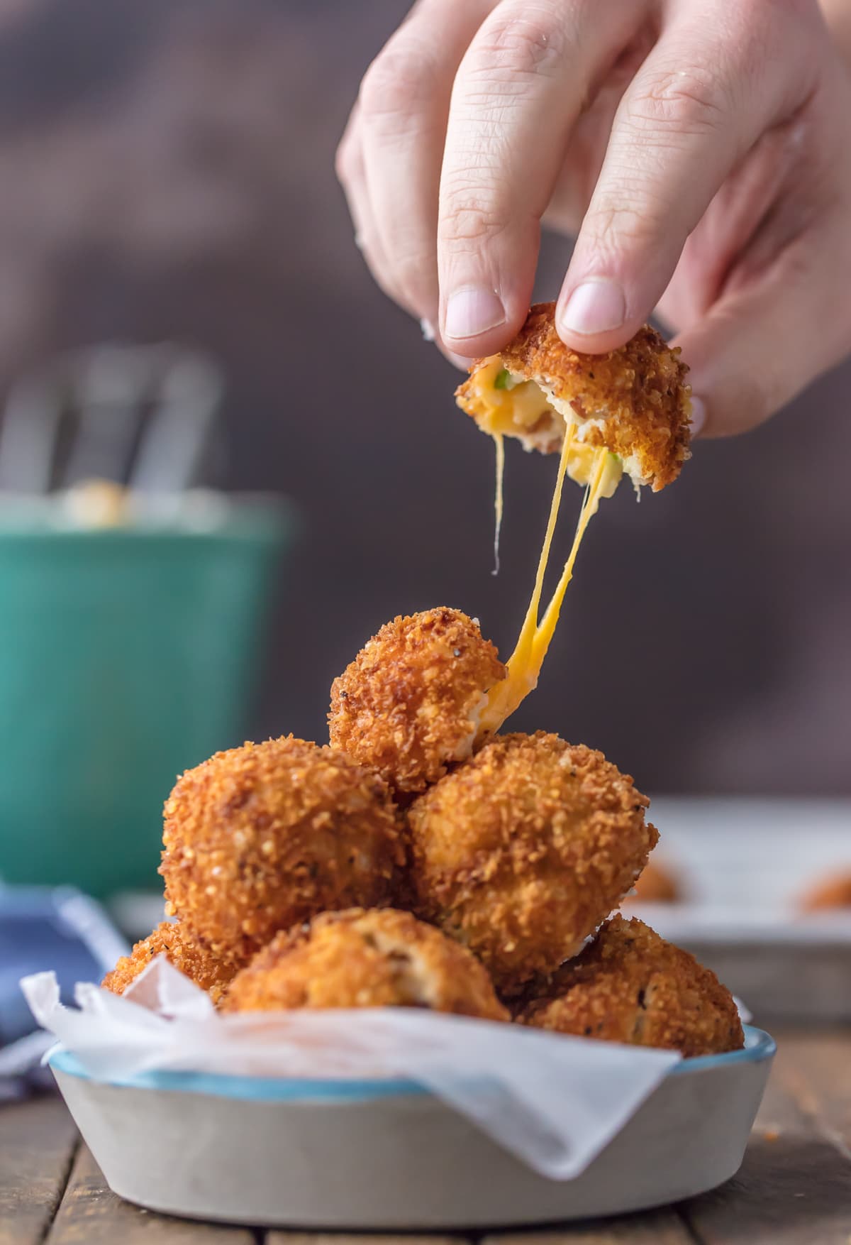FRESCOS DE BATATA PURO CARREGADOS FRANCÊS PROFUNDOS carregados com bacon, queijo e cebola são perfeitos para as sobras de Ação de Graças! Aproveite as sobras de purê de batatas e frite-as! O último aperitivo ou enfeite!