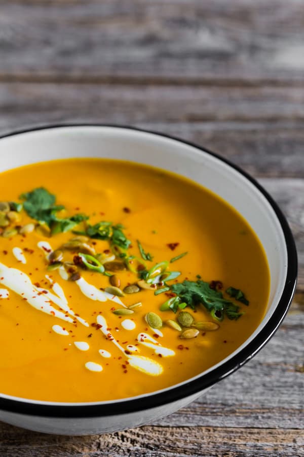 Esta sopa de abóbora tailandesa picante está pronta em apenas 30 minutos e é embalada com sabor. É super cremoso e feito com leite de coco, pasta de curry e muitos outros sabores inspirados na Tailândia. Sirva com todos os ingredientes e devore! 