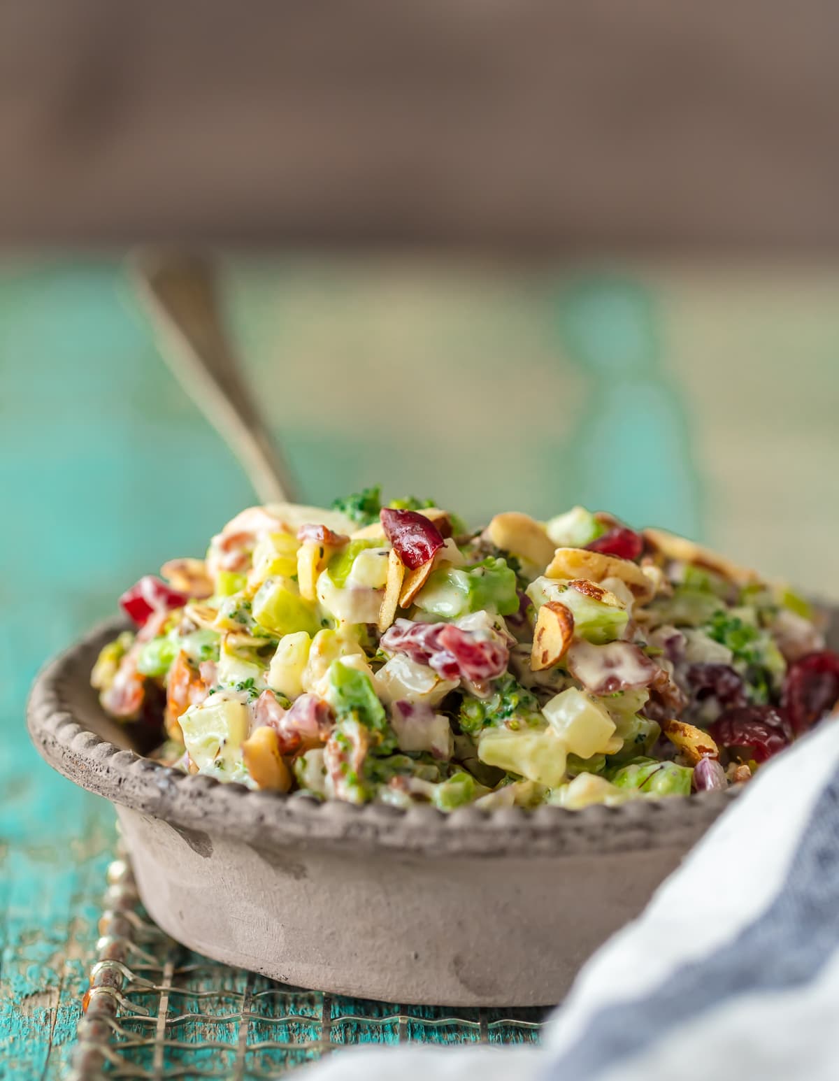 Receita de salada de brócolis com mirtilos e amêndoas em uma tigela