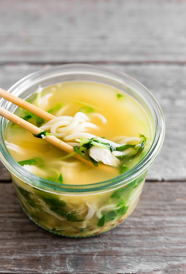 Este copo caseiro de macarrão é o prato perfeito para o almoço! Cheio de ingredientes frescos e pronto em apenas alguns minutos! Tudo que você precisa fazer é adicionar água quente.