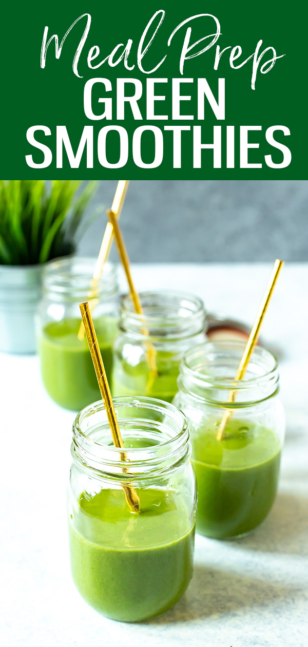 O melhor smoothie de preparação de refeições verdes está pronto em apenas 15 minutos. Feito com bananas, pepino, espinafre, manga, maçã verde e sementes de cânhamo, ele se tornará o seu café da manhã favorito! #greensmoothie #mealprep