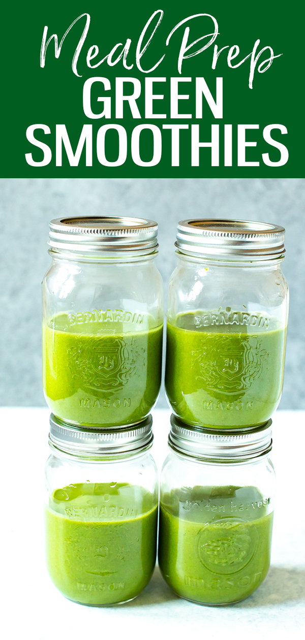 O melhor smoothie de preparação de refeições verdes está pronto em apenas 15 minutos. Feito com bananas, pepino, espinafre, manga, maçã verde e sementes de cânhamo, ele se tornará o seu café da manhã favorito! #greensmoothie #mealprep