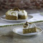 Uma fatia de imitação caseira Olive Garden Pumpkin Cheesecake em um prato.