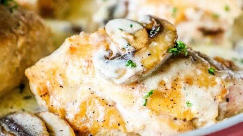 Uma panela cremosa de coxas de frango com alho e receita de cogumelos