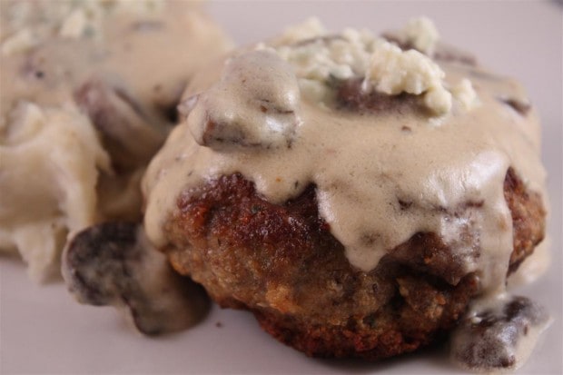 Este bolo de carne de bovino e sálvia com molho de creme de gorgonzola é o toque perfeito para o seu jantar típico de bolo de carne. Cheio de sabor e perfeito quando servido com purê de batatas cremoso. Você vai adorar esta comida!