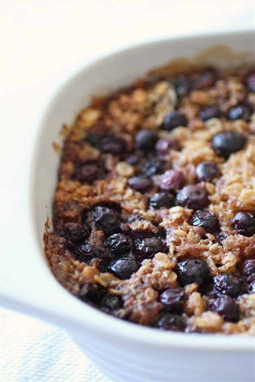 Aveia Doce Assada Recheada com Aveia Enrolada, Cranberries, Xarope de Bordo e Bananas. Este é o café da manhã perfeito para preparar com antecedência.