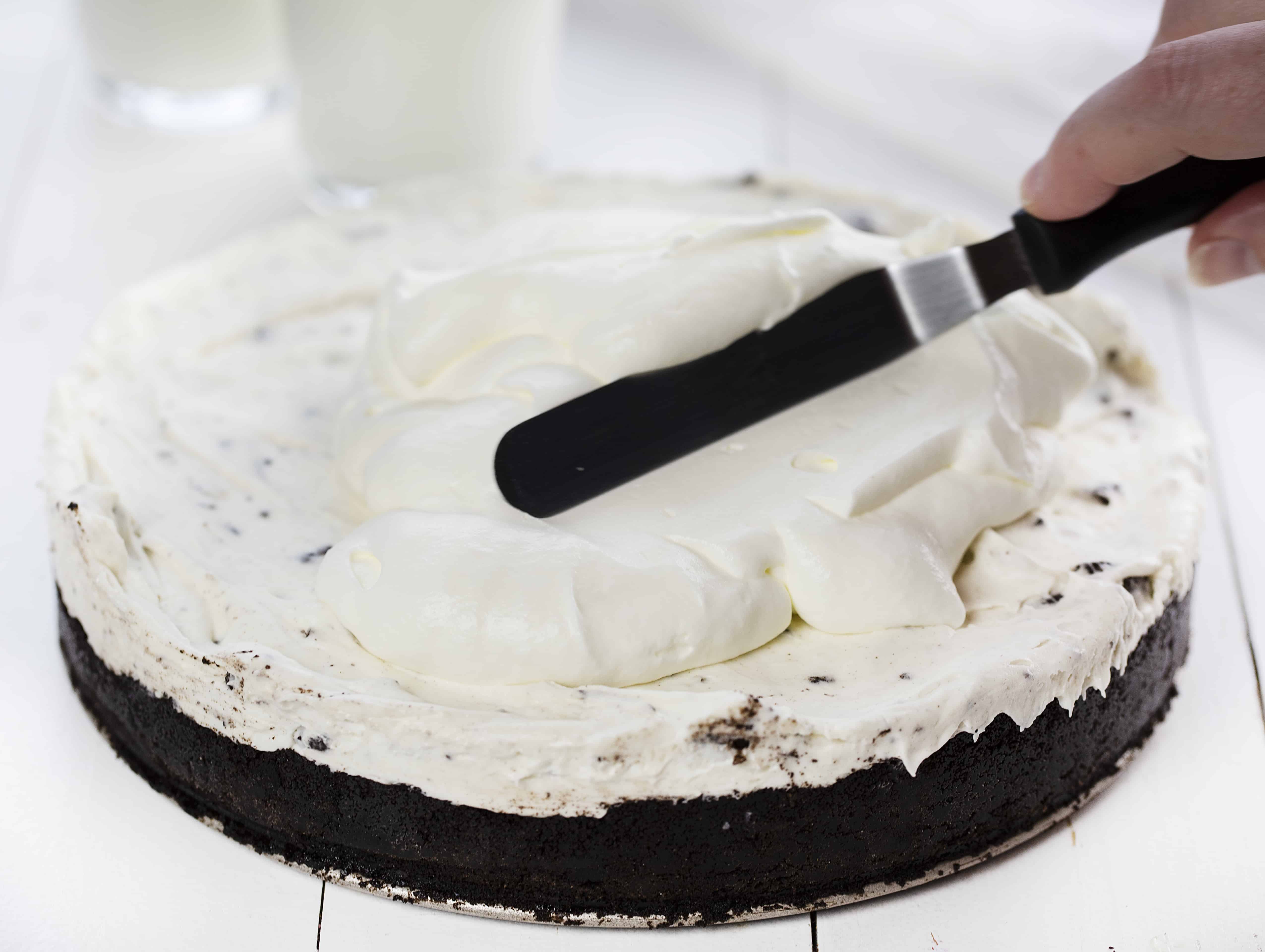 Tarta de queso Oreo sin hornear con cobertura batida casera
