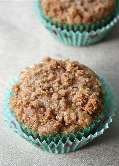 Esses Muffins de Bolo de Café e Farinha de Graham Apple estão cheios de bondade. Perfeitamente doce, cheio de maçãs e coberto com uma migalha de canela temperada.